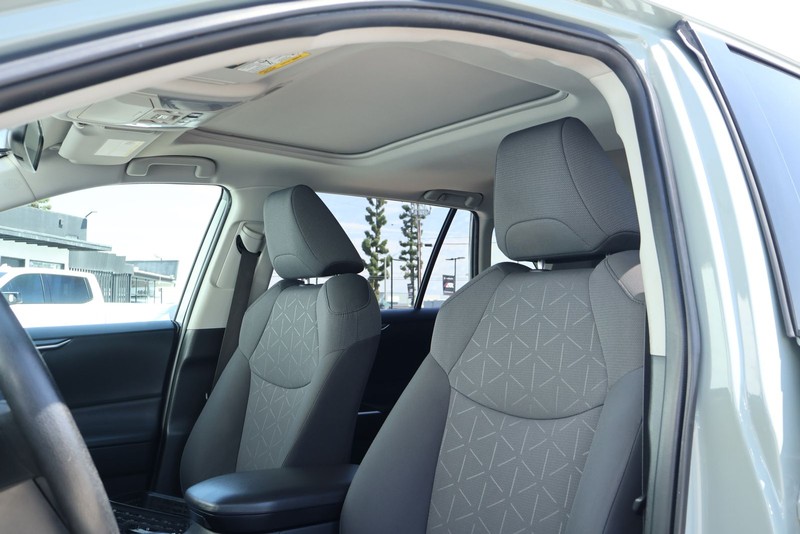 Toyota RAV4 Vehicle Full-screen Gallery Image 17