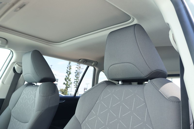 Toyota RAV4 Vehicle Full-screen Gallery Image 18