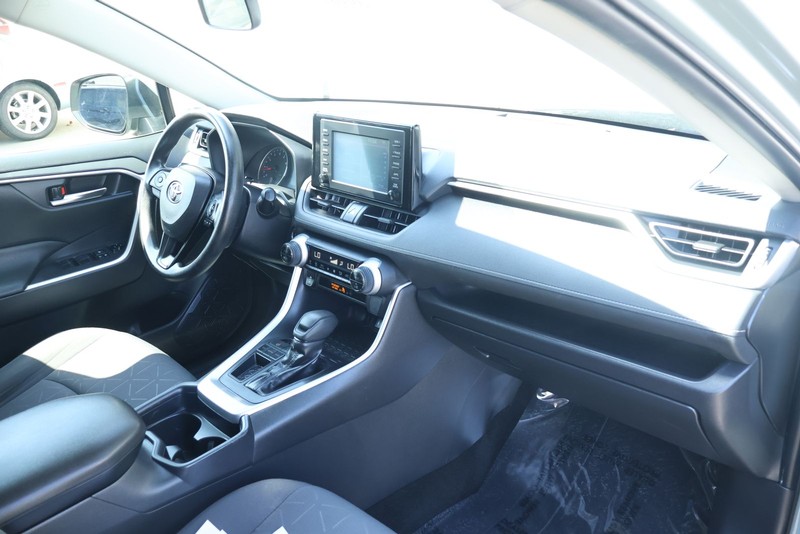 Toyota RAV4 Vehicle Full-screen Gallery Image 19