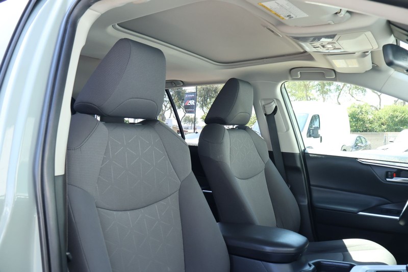 Toyota RAV4 Vehicle Full-screen Gallery Image 20