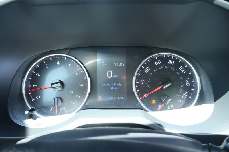 Toyota RAV4 Vehicle Full-screen Gallery Image 24