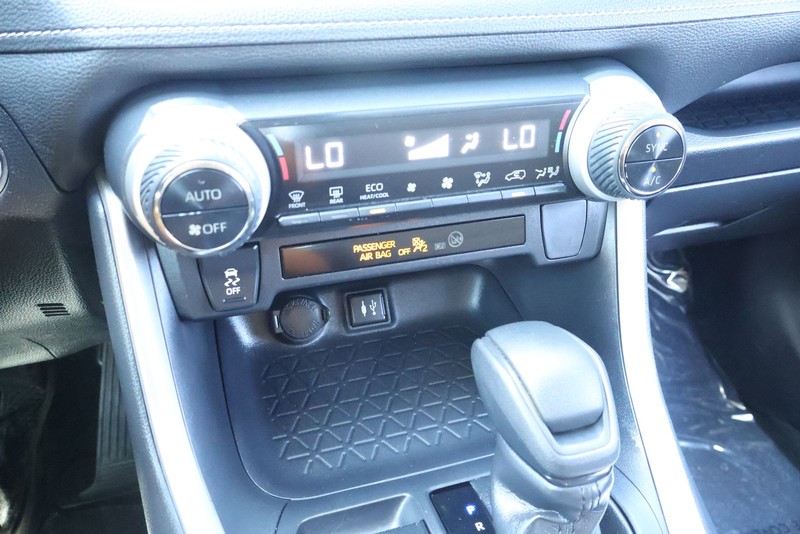 Toyota RAV4 Vehicle Full-screen Gallery Image 27