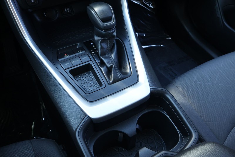 Toyota RAV4 Vehicle Full-screen Gallery Image 28