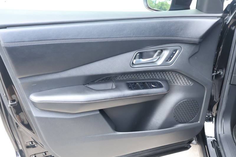 Nissan Ariya Vehicle Full-screen Gallery Image 15
