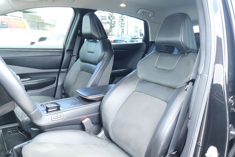 Nissan Ariya Vehicle Full-screen Gallery Image 18