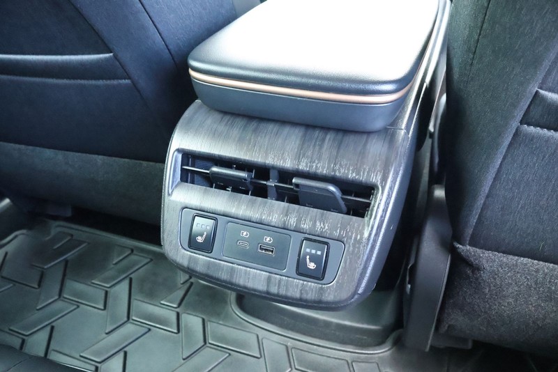 Nissan Ariya Vehicle Full-screen Gallery Image 23