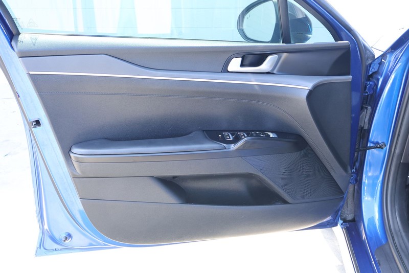 Kia K5 Vehicle Full-screen Gallery Image 14
