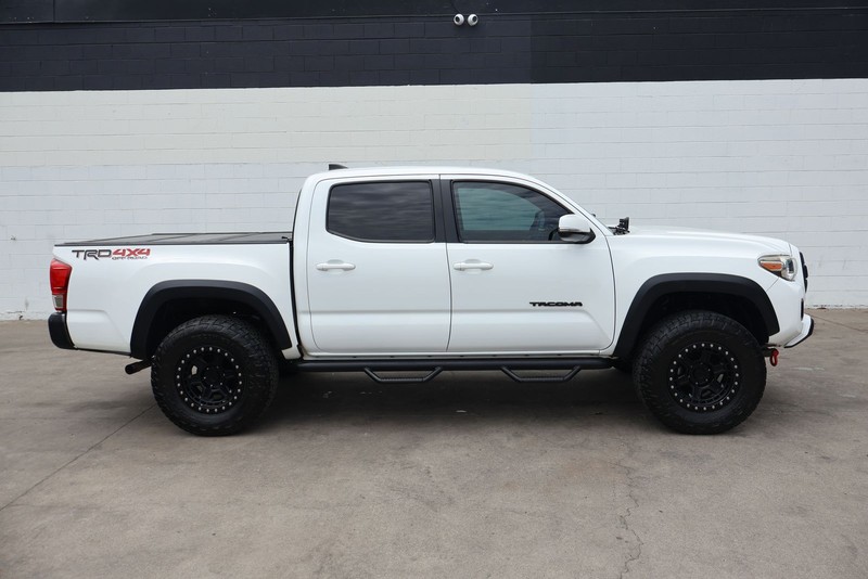 Toyota Tacoma Vehicle Full-screen Gallery Image 01