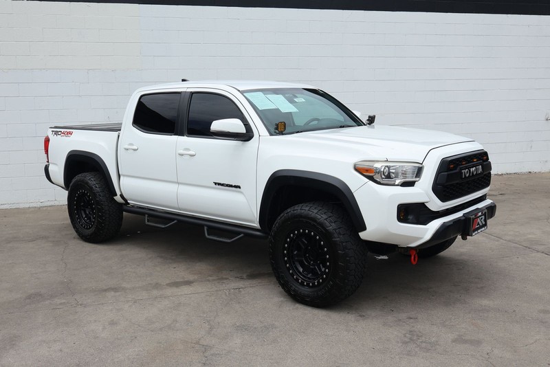 Toyota Tacoma Vehicle Full-screen Gallery Image 02