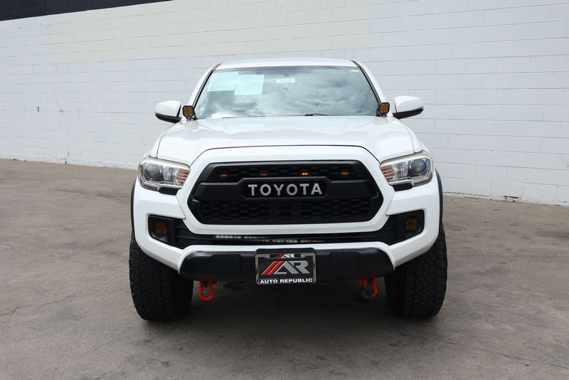 Toyota Tacoma Vehicle Full-screen Gallery Image 03