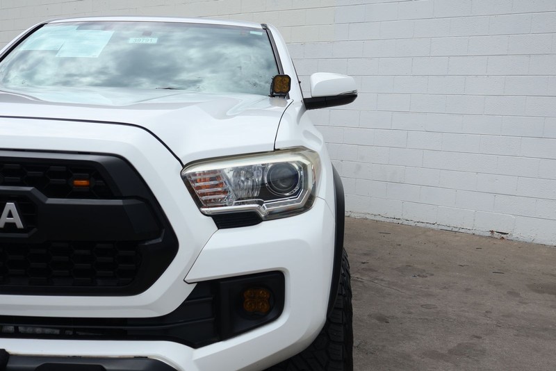 Toyota Tacoma Vehicle Full-screen Gallery Image 04