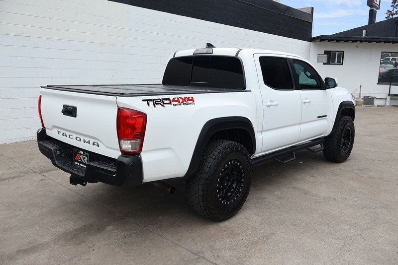 Toyota Tacoma Vehicle Full-screen Gallery Image 05
