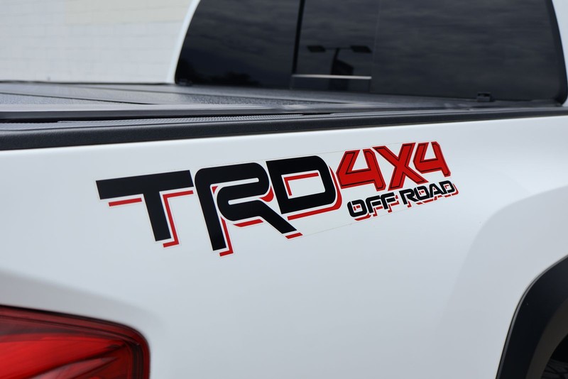 Toyota Tacoma Vehicle Full-screen Gallery Image 06