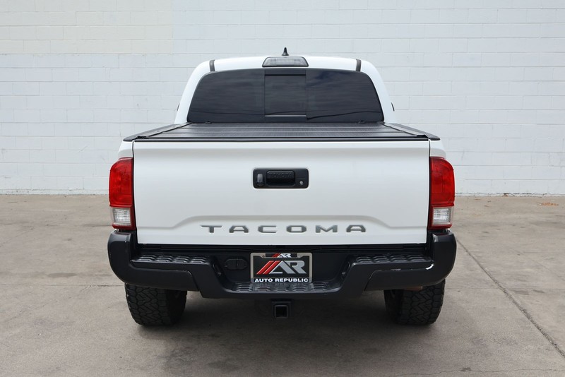 Toyota Tacoma Vehicle Full-screen Gallery Image 07