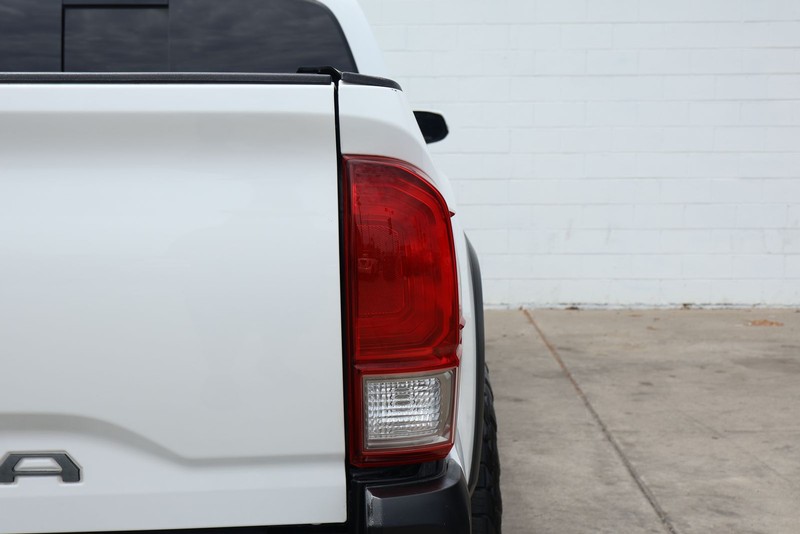 Toyota Tacoma Vehicle Full-screen Gallery Image 08