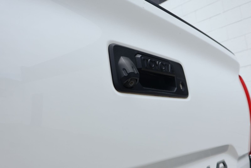 Toyota Tacoma Vehicle Full-screen Gallery Image 09