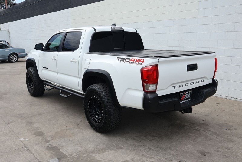 Toyota Tacoma Vehicle Full-screen Gallery Image 12