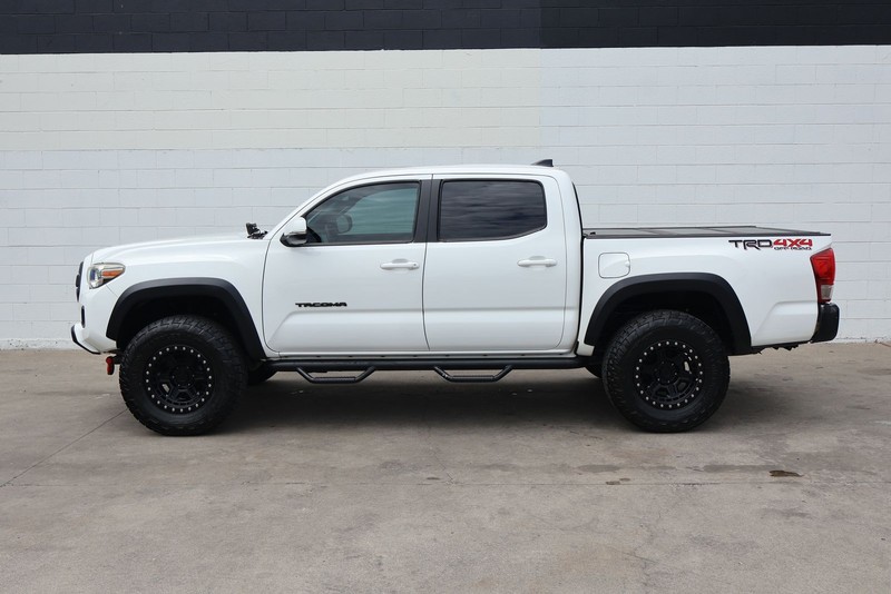Toyota Tacoma Vehicle Full-screen Gallery Image 13