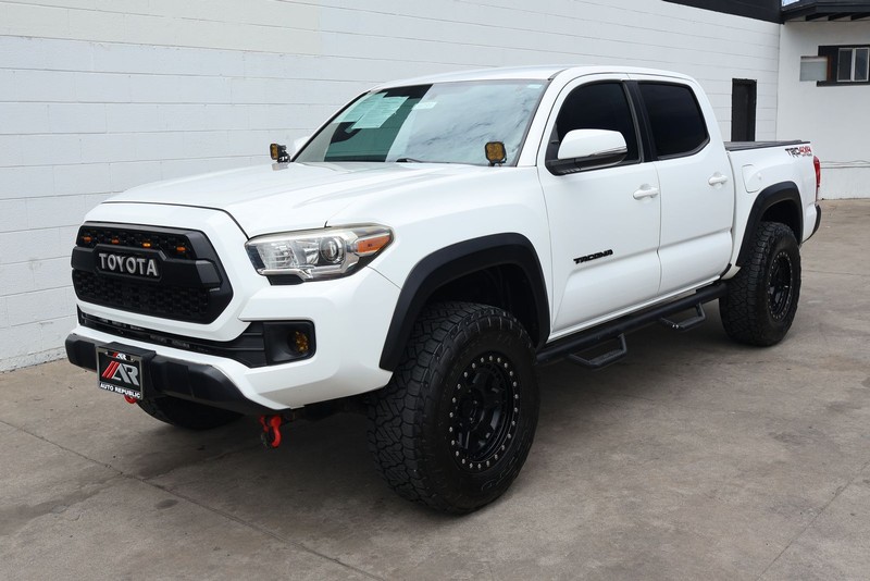 Toyota Tacoma Vehicle Full-screen Gallery Image 14