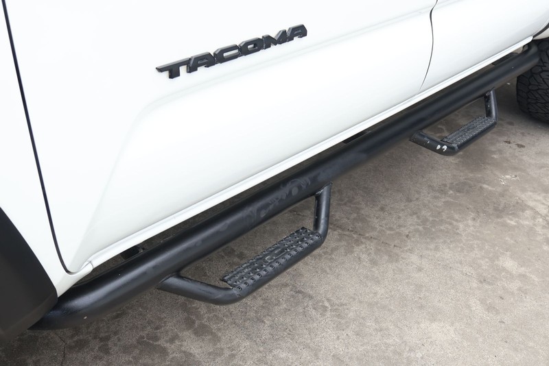 Toyota Tacoma Vehicle Full-screen Gallery Image 16