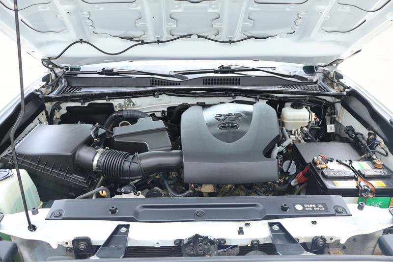 Toyota Tacoma Vehicle Full-screen Gallery Image 17