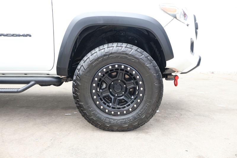 Toyota Tacoma Vehicle Full-screen Gallery Image 18