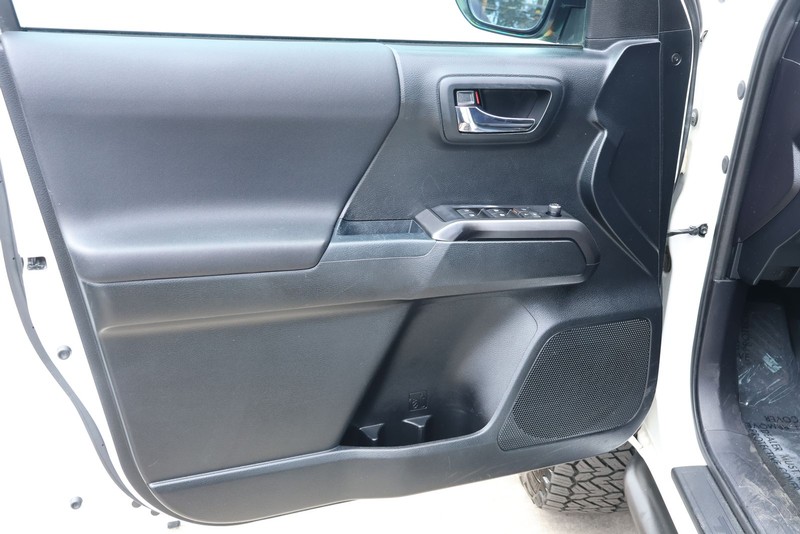 Toyota Tacoma Vehicle Full-screen Gallery Image 19