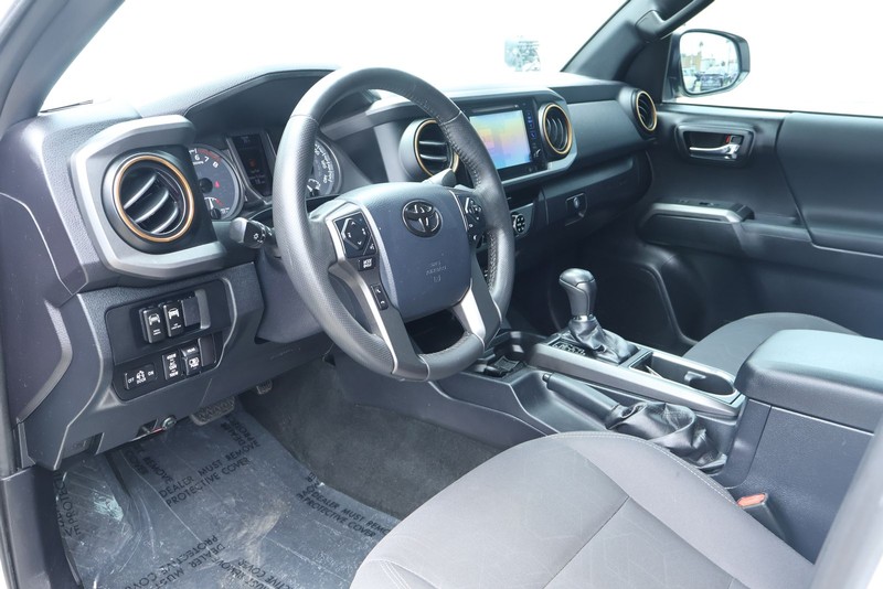 Toyota Tacoma Vehicle Full-screen Gallery Image 20