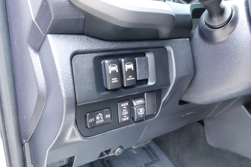 Toyota Tacoma Vehicle Full-screen Gallery Image 21