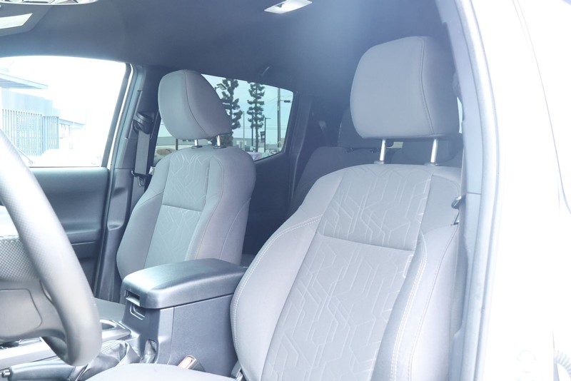 Toyota Tacoma Vehicle Full-screen Gallery Image 22