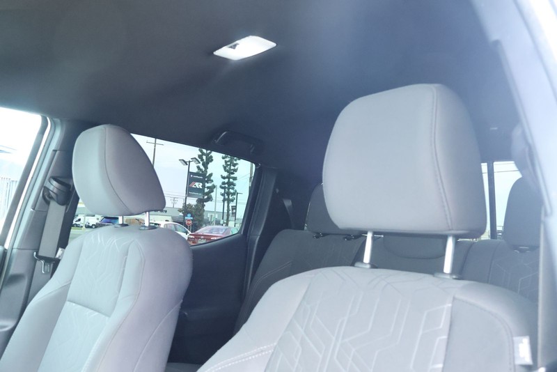 Toyota Tacoma Vehicle Full-screen Gallery Image 23