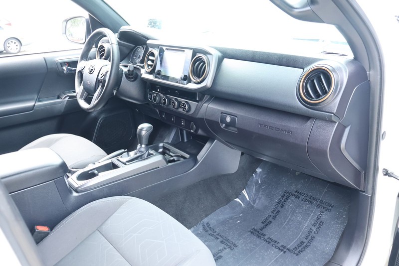 Toyota Tacoma Vehicle Full-screen Gallery Image 24