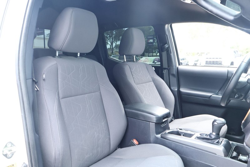 Toyota Tacoma Vehicle Full-screen Gallery Image 25
