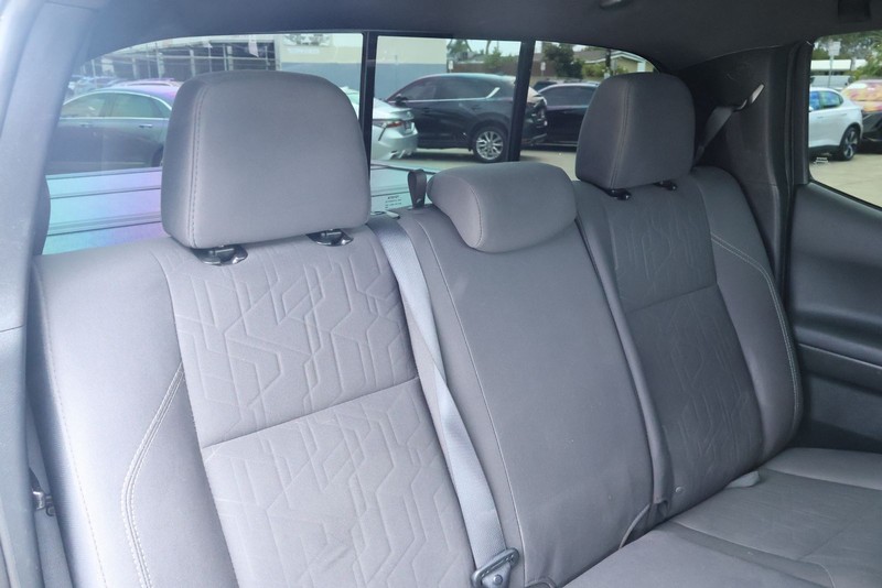 Toyota Tacoma Vehicle Full-screen Gallery Image 26