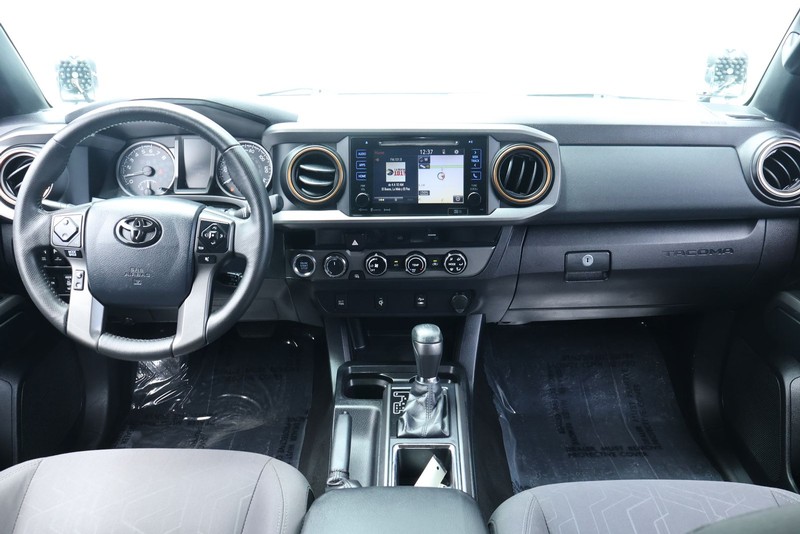 Toyota Tacoma Vehicle Full-screen Gallery Image 28