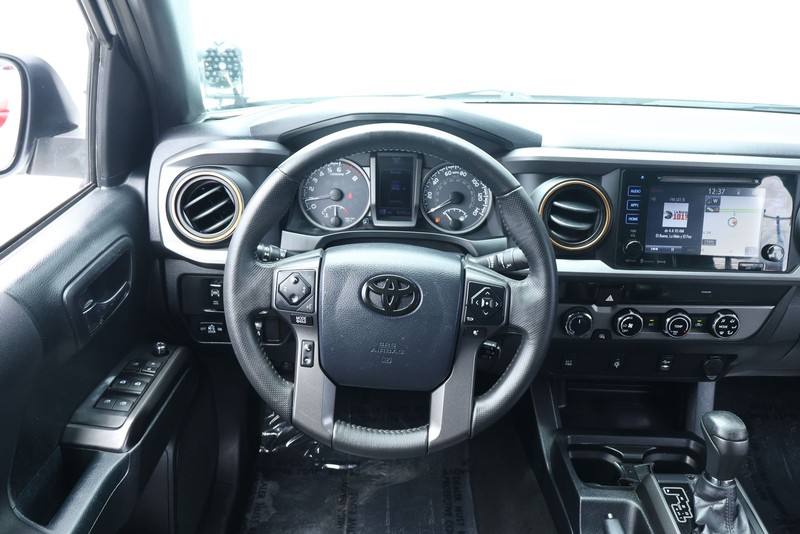Toyota Tacoma Vehicle Full-screen Gallery Image 30