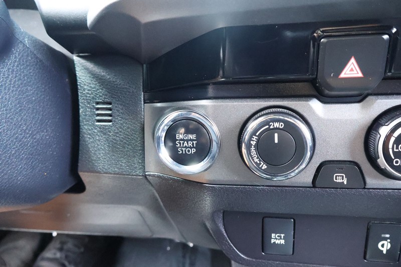 Toyota Tacoma Vehicle Full-screen Gallery Image 31