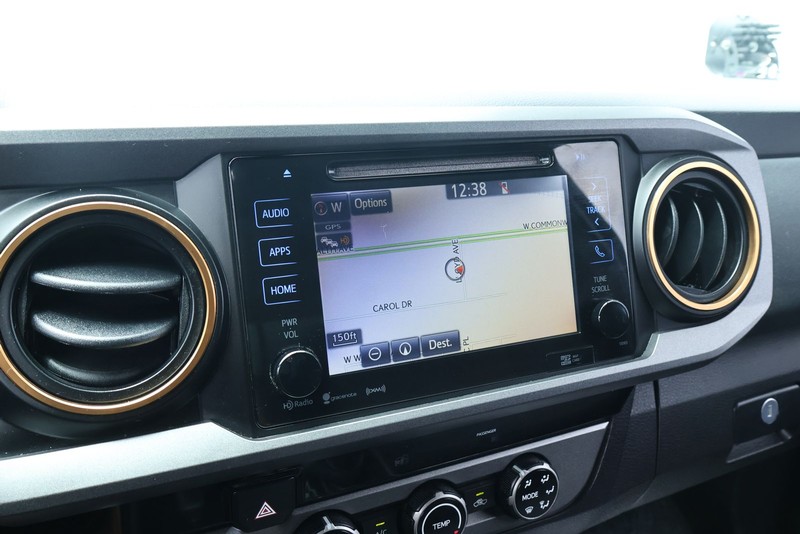 Toyota Tacoma Vehicle Full-screen Gallery Image 33