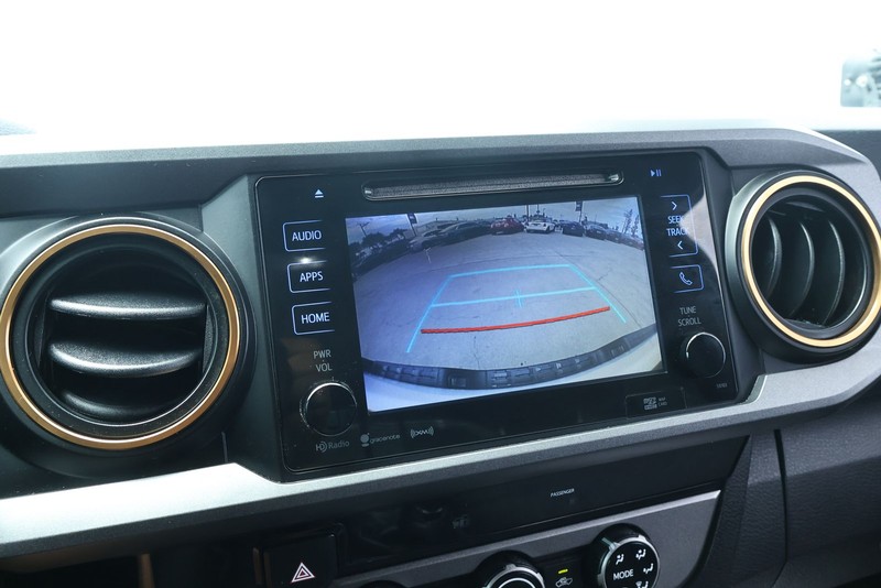 Toyota Tacoma Vehicle Full-screen Gallery Image 34