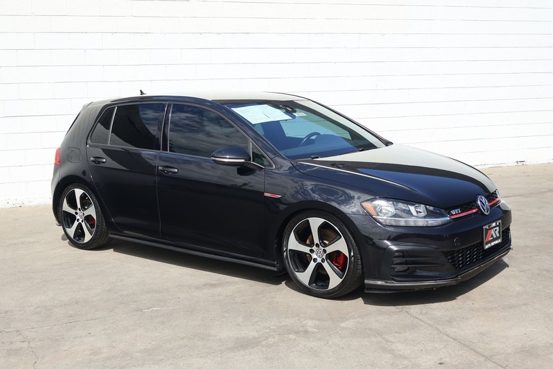 Volkswagen Golf GTI Vehicle Full-screen Gallery Image 01