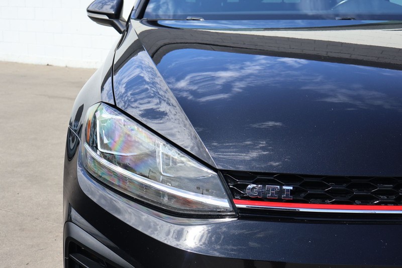 Volkswagen Golf GTI Vehicle Full-screen Gallery Image 03