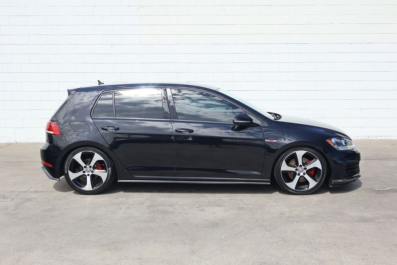 Volkswagen Golf GTI Vehicle Full-screen Gallery Image 04