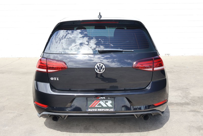 Volkswagen Golf GTI Vehicle Full-screen Gallery Image 06