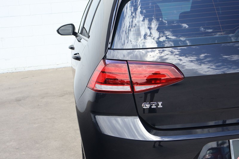 Volkswagen Golf GTI Vehicle Full-screen Gallery Image 07
