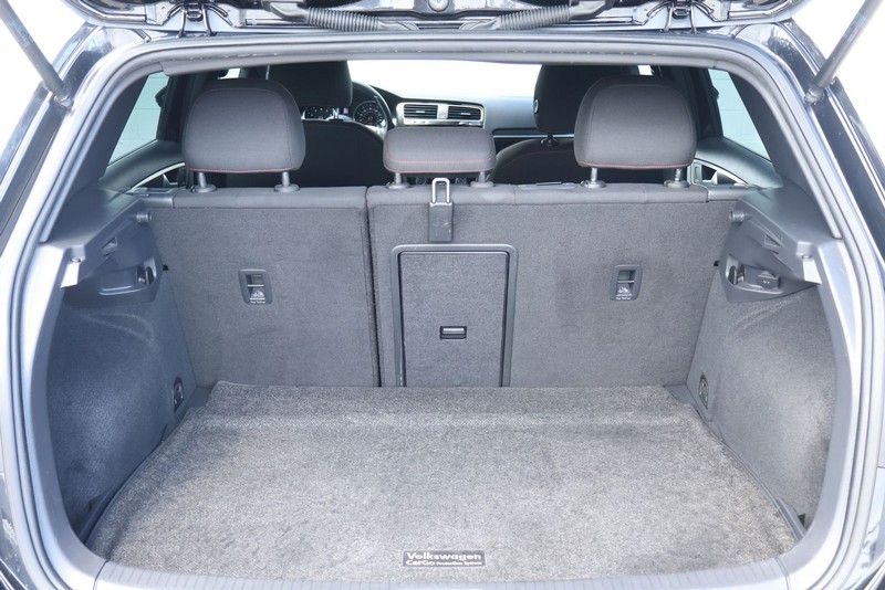 Volkswagen Golf GTI Vehicle Full-screen Gallery Image 08