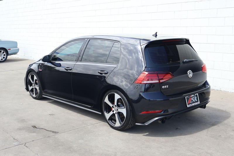Volkswagen Golf GTI Vehicle Full-screen Gallery Image 09