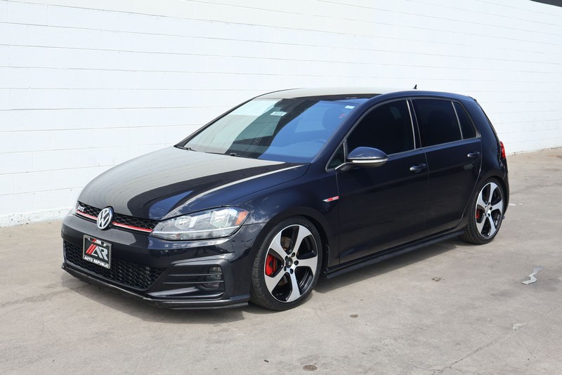 Volkswagen Golf GTI Vehicle Full-screen Gallery Image 11