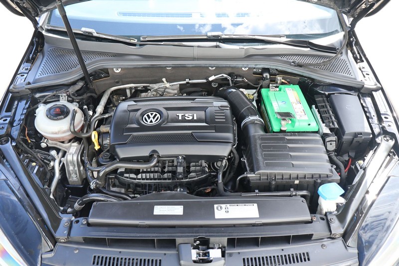 Volkswagen Golf GTI Vehicle Full-screen Gallery Image 12