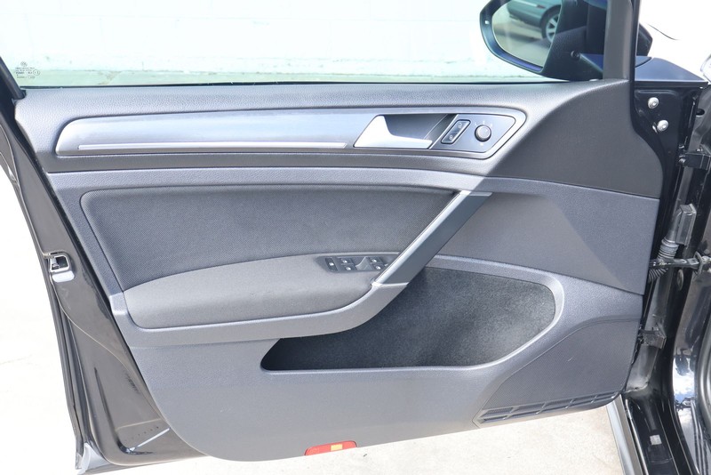 Volkswagen Golf GTI Vehicle Full-screen Gallery Image 15