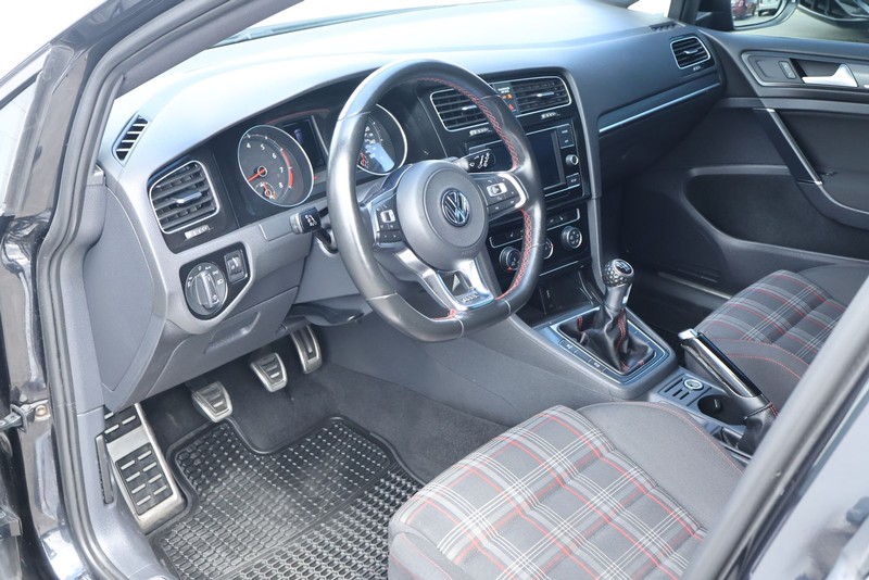 Volkswagen Golf GTI Vehicle Full-screen Gallery Image 16